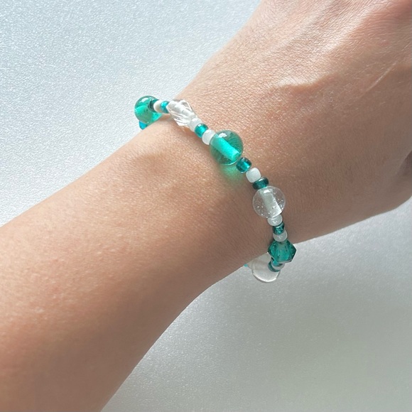 Art GLASS Beaded Bracelet Unique Blue Green With Clear Smooth Beads 7” - Picture 5 of 5